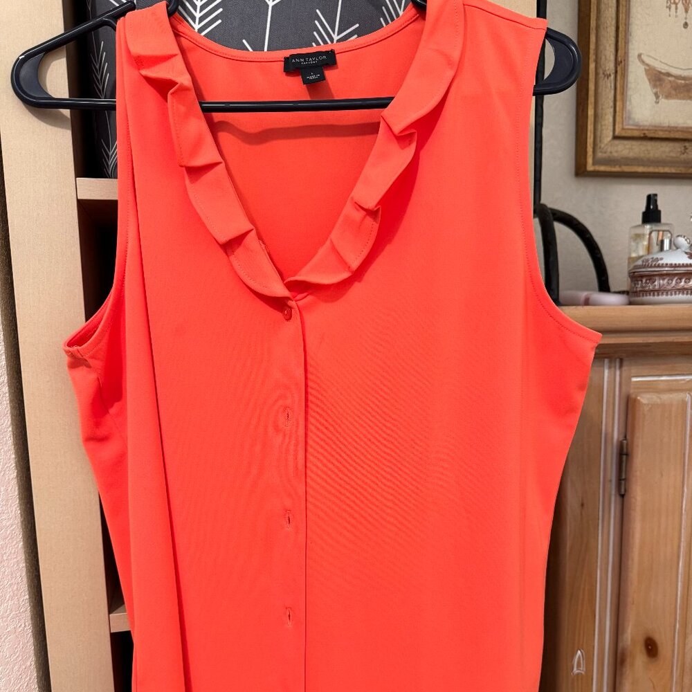 ANN TAYLOR SLEEVELESS BLOUSE WHITH RUFFLED NECK